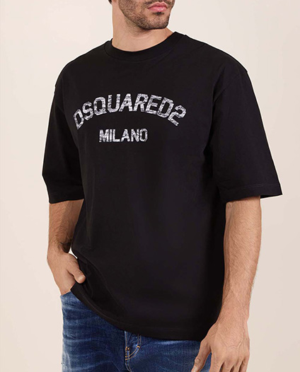 טי שירט שחורה